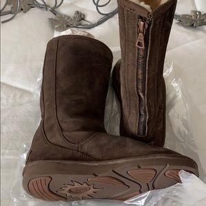 Ugg boots with zipper in back. Bronze Ugg tag.